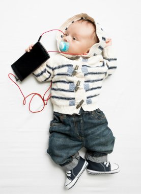 Telefon earphon ile müzik dinlemek erkek bebek, komik fotoğraf
