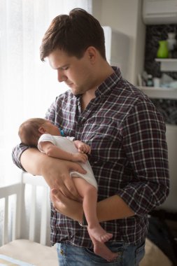 Yeni doğan bebek ellerinde tutan genç Baba portresi tonda