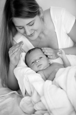 Siyah beyaz portre genç anne bebek yatakta ile poz