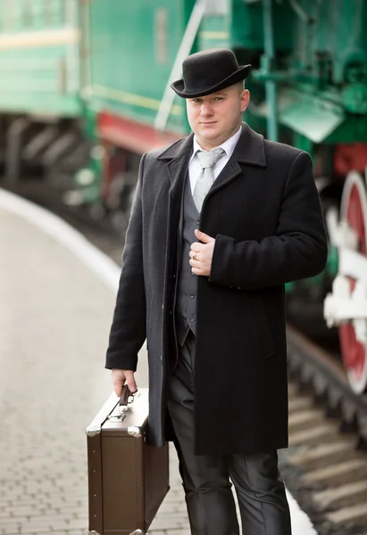 Elegante uomo in abito retrò in posa sulla piattaforma della stazione ferroviaria — Foto Stock