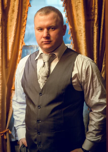 Portrait of confident businessman in posing at window — Stock Photo, Image