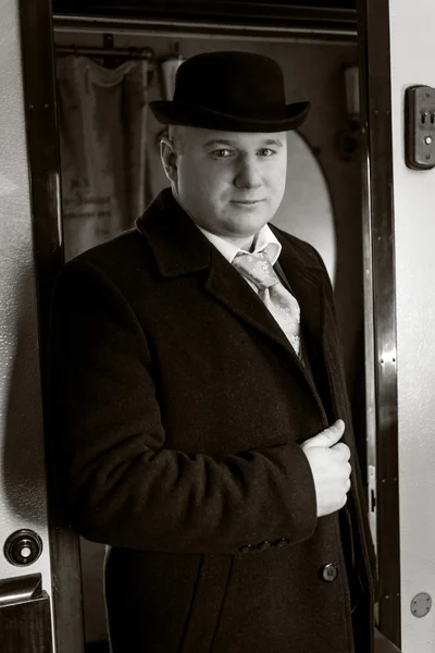 Retrato en blanco y negro de hombre confiado en sombrero de jugador de bolos posando i — Foto de Stock