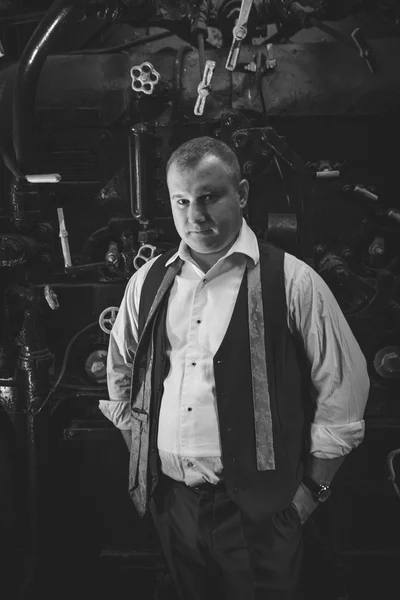 Black and white portrait of stylish man in retro suit at furnace — Stock Photo, Image