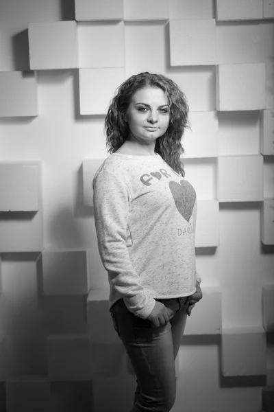 Portrait noir et blanc de belle femme bouclée au studio — Photo