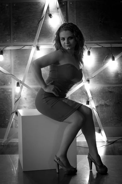 Czarno-białe sylwetki sexy kobieta przed wielkim broadway st — Zdjęcie stockowe