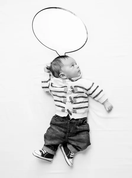 Чорно-біла фотографія хлопчика з бульбашкою мовлення, що лежить на — стокове фото