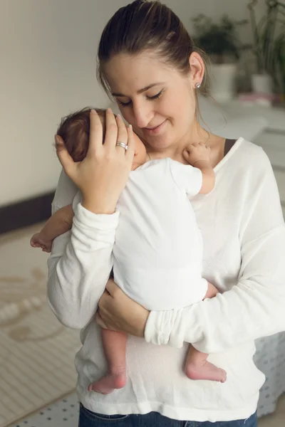 Portrait de mère heureuse tenant un nouveau-né garçon — Photo