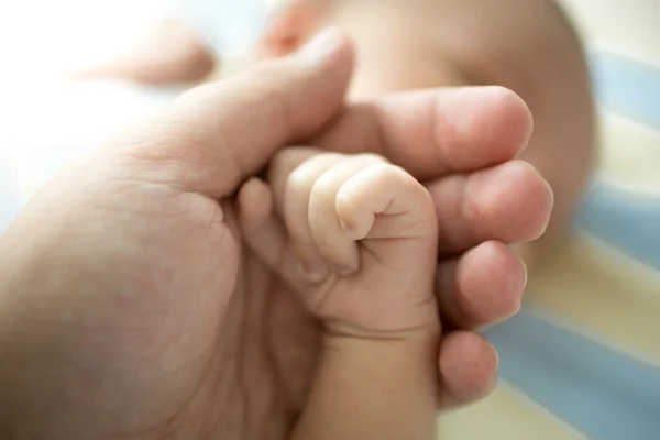 Nahaufnahme eines fürsorglichen Vaters, der seinem kleinen Sohn die Hand faltet. Konzept des Autos — Stockfoto