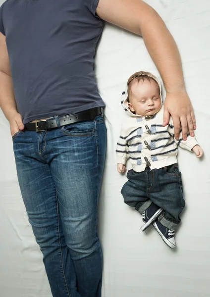Widok z góry zdjęcie stylowe ojca i chłopca w dżinsy, leżącego na — Zdjęcie stockowe
