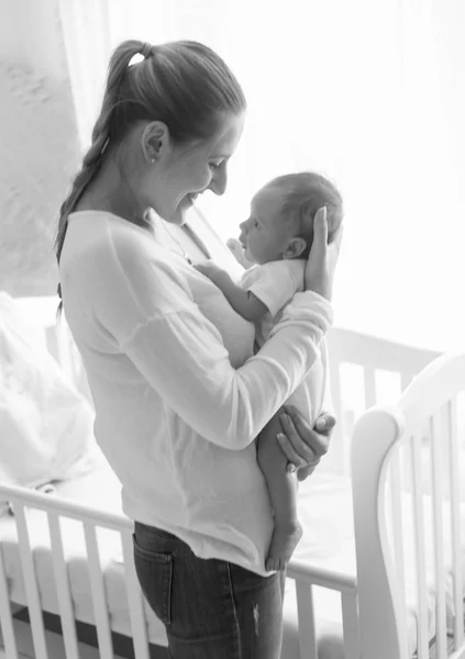Retrato en blanco y negro de una hermosa madre posando con su bab —  Fotos de Stock
