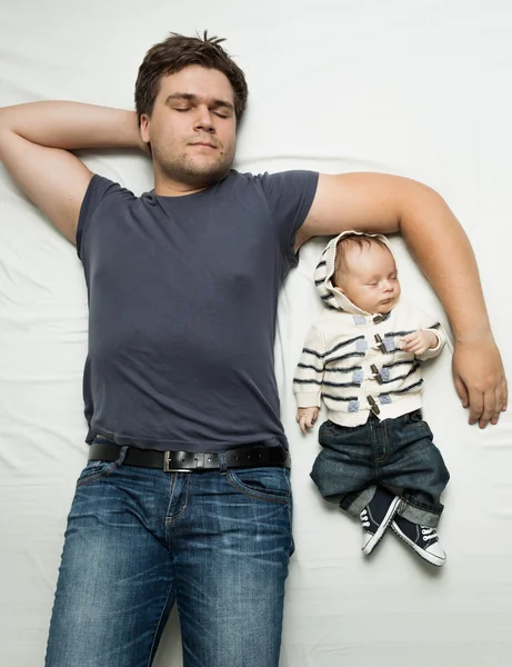 Retrato de vista superior de pai e bebê menino dormindo na cama — Fotografia de Stock