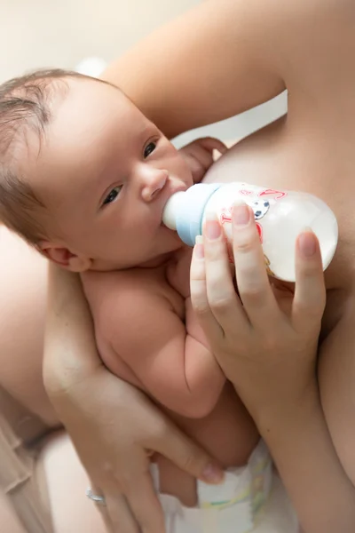 Portrait of mother feeding newborn baby from bottle — Stock Photo, Image