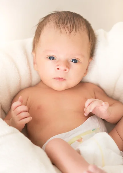 Primer plano retrato de lindo bebé con ojos azules acostado en cushio — Foto de Stock