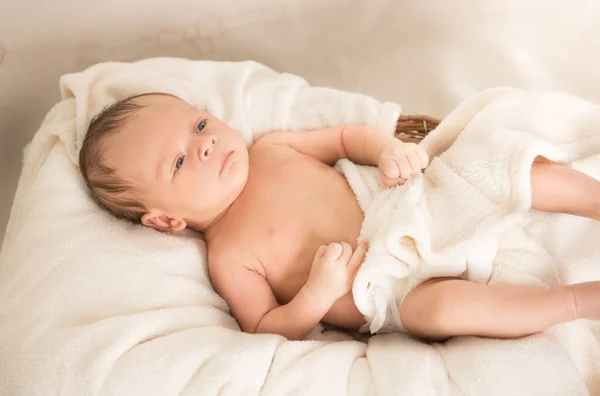 Mignon caucasien bébé garçon couché sous couverture sur lit — Photo