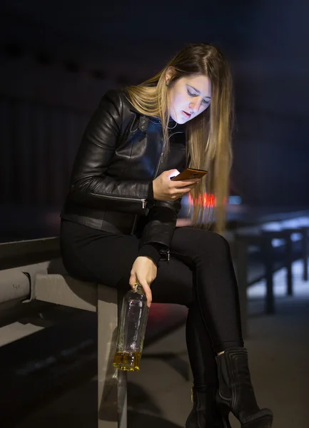 Kaukasierin trinkt Alkohol und tippt Nachricht auf Straße — Stockfoto
