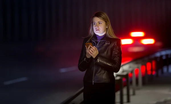 Magányos nő pózol sötét autópálya — Stock Fotó