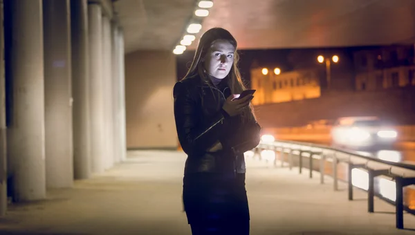 Onely γυναίκα πληκτρολογώντας κείμενο μήνυμα στο σκοτεινό δρόμο — Φωτογραφία Αρχείου