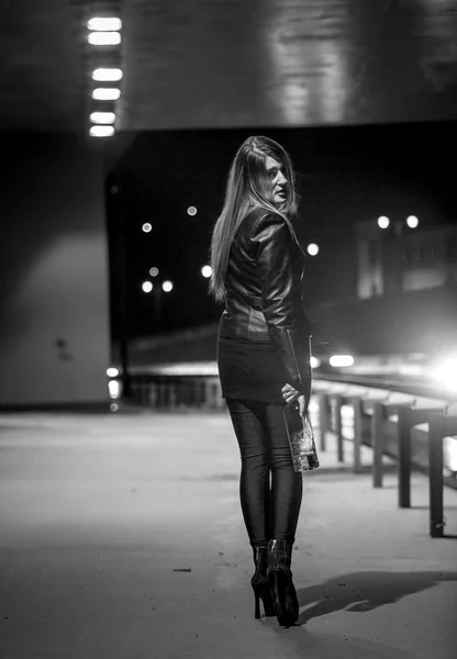 Черно-белое фото сексуальной женщины, позирующей ночью на дороге — стоковое фото