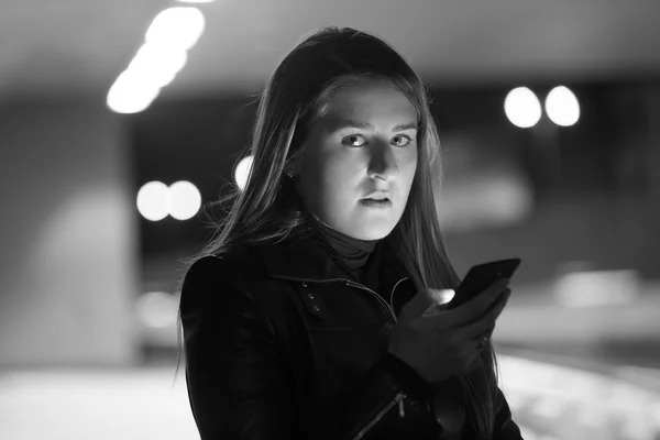 Black and white portrait of lonely woman posing on dark street w — Stock Photo, Image