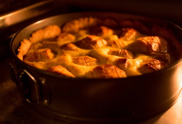 Тонована фотографія випічки традиційного яблучного пирога — стокове фото