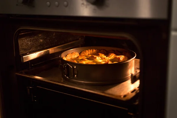 キッチンでオーブンで焼くアップルパイのクローズ アップ — ストック写真