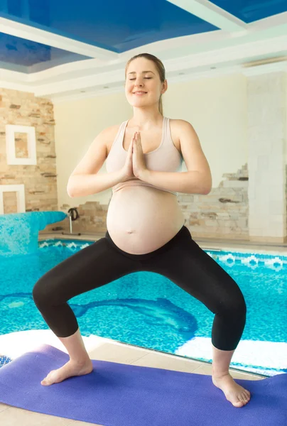 Donna incinta che si allena in palestra — Foto Stock