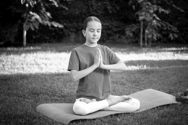 Retrato en blanco y negro de una adolescente meditando en el parque — Foto de Stock