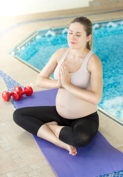 Ritratto di donna incinta che fa yoga in posa di loto — Foto Stock