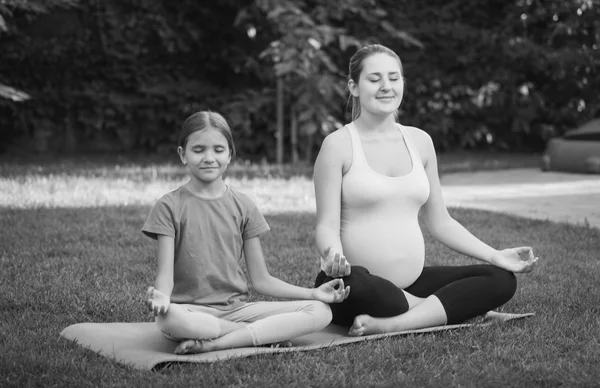 Czarno-białe zdjęcia ciąży matka i córka medytacji — Zdjęcie stockowe