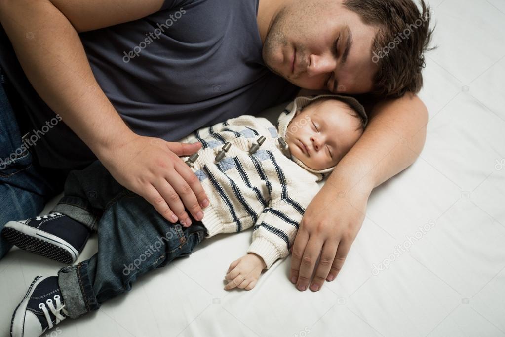 Fotos De Padre Joven Durmiendo En La Cama Con El Nino Recien Nacido Imagen De C Kryzhov Fotos De Padre Joven Durmiendo En La Cama Con El Nino Recien Nacido Imagen De C Kryzhov