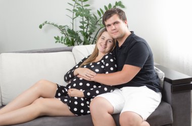 hamile çift kanepe oturma odasında rahatlatıcı ve c arıyorsunuz