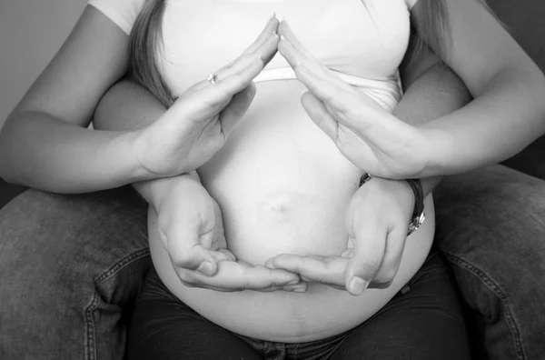 Zwart-wit foto van aanstaande ouders maken huis met han — Stockfoto