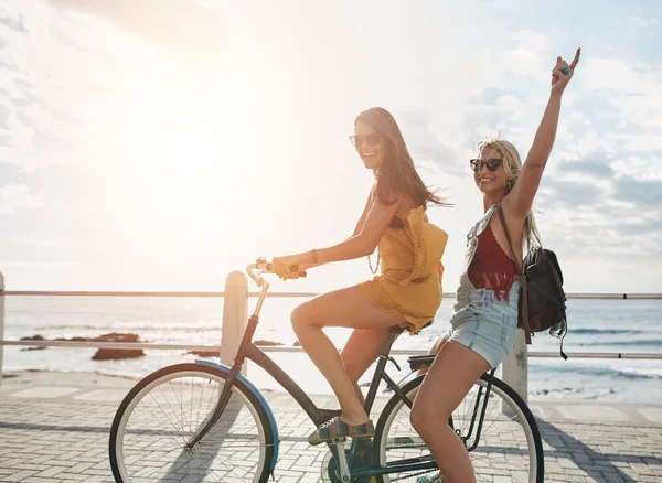 Happy young women enjoying bike ride — Stock Photo, Image
