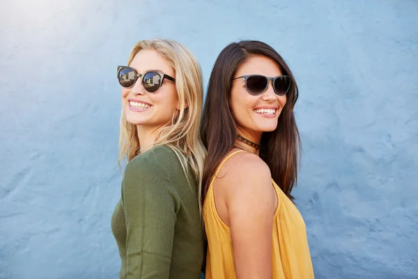 Des amies élégantes portant des lunettes de soleil — Photo