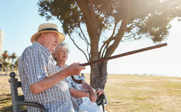 Senior par koppla av på en Park — Stockfoto