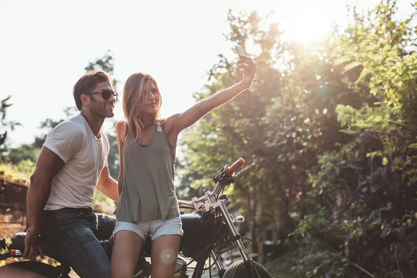 Paar macht Selfie auf Autofahrt mit Motorrad — Stockfoto