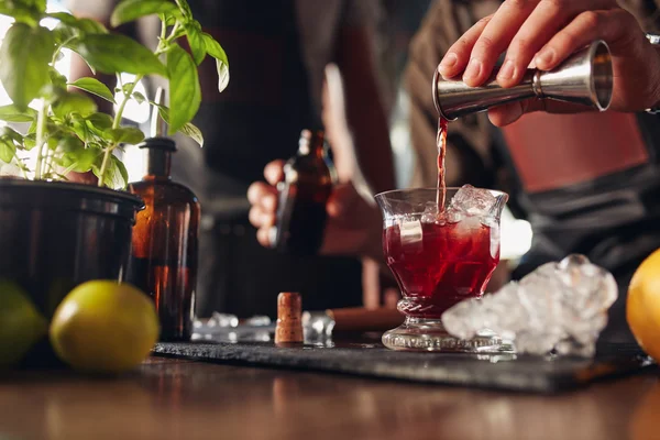 Barkeeper bereitet frischen Negroni-Cocktail zu — Stockfoto