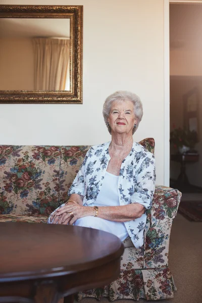 वृद्ध वृद्ध महिला घरी — स्टॉक फोटो, इमेज