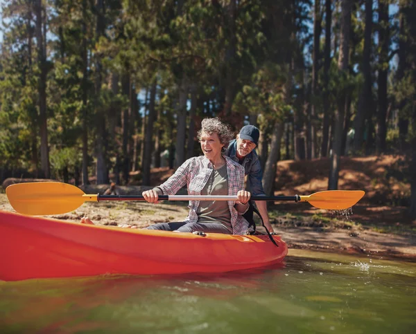 Pareja madura divirtiéndose en el lago — Foto de Stock