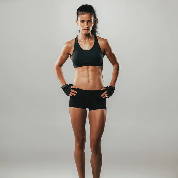 Fit jonge vrouw met sterke lichaam — Stockfoto