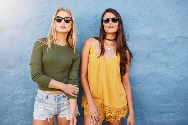 Stylish women in casuals and sunglasses — Stock Photo, Image