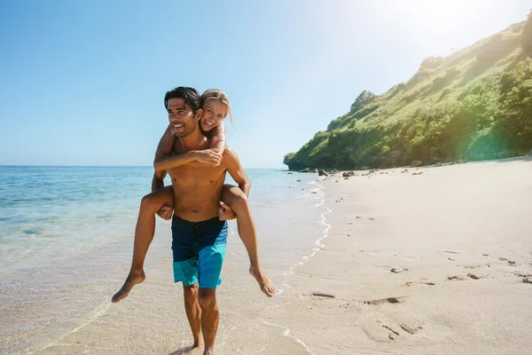 Casal feliz no amor na praia — Fotografia de Stock