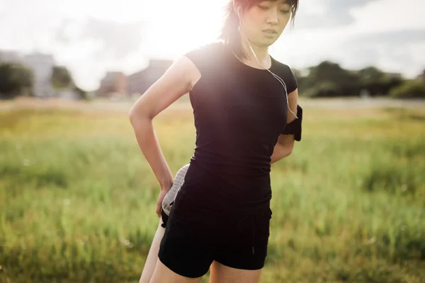 ウォーム アップの朝に運動をしている女性 — ストック写真