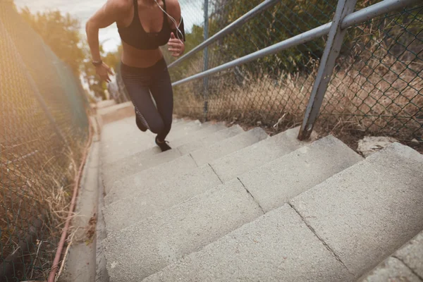 Fitness ung kvinna kör uppför trappor — Stockfoto