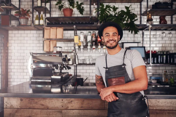 Orgulhoso dono de café no balcão — Fotografia de Stock