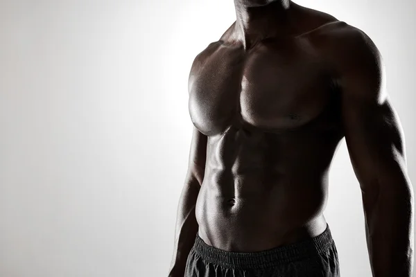 Unga afrikanska man med muskulös kropp — Stockfoto