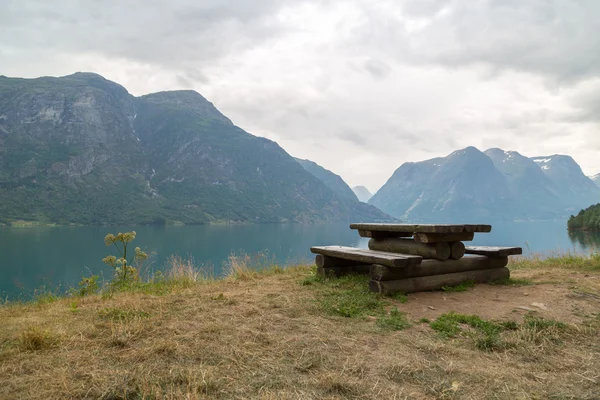 Holzbank im Fjord — Stockfoto