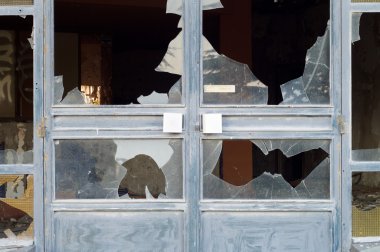 Kırık pencereyi kapat