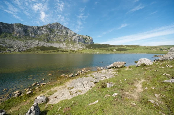 Vista para o lago Covadonga — Fotografia de Stock