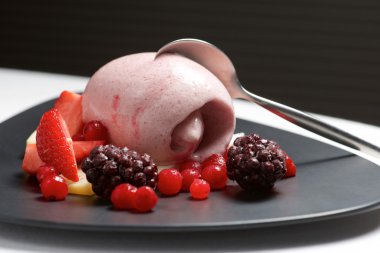 Çilek ve yaban mersini dondurma